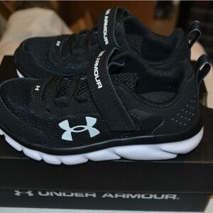 Under Armour Kids  Athletic Assert Black White Kids size 1Y